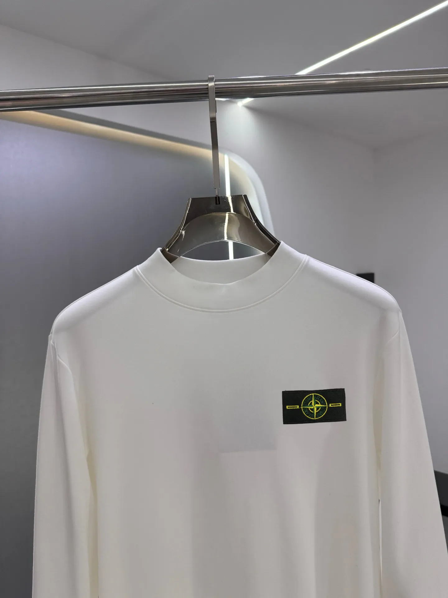 P220 Stone Island 2025 autumn and winter men's latest trade order mid-collar bottoming shirt, in full condition! ! Designed with logo embroidery! Customized 100% pure cotton fabric! Weighing 330g, the upper body is comfortable and breathable, not stiff, and has a rich three-dimensional feel overall. It is a quality export order that meets the simple needs of commuters. The upper body effect is very good, slimming, and not picky about the figure. The fabric workmanship is impeccable. Black White Size: XS-2XL